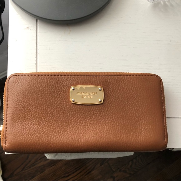 Michael Kors long wallet. - Picture 2 of 6
